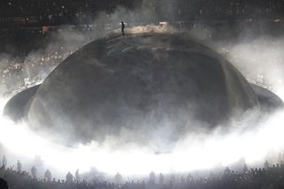 Kanye West se vrátil na pódia. Zpěvačka čelí kritice za to, že se přidala - Seznam Zprávy